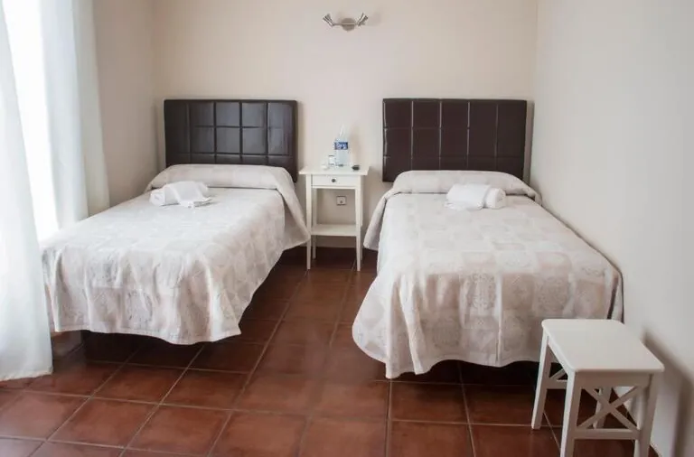 Vista frontal de la habitación con dos camas individuales